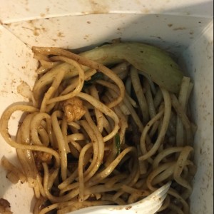Tallarines de carne y pollo con salsa Teriyaki