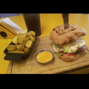 Street Burger con papas Colombianas
