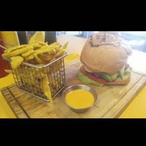 Street Burger con bastones de toston