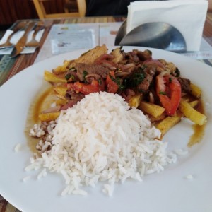Saltado de pollo y carne.
