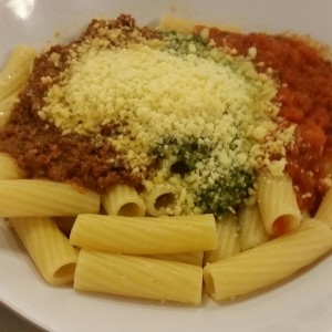 Pasta corta con 03 salsas
