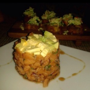 Tartar de Salmon (delicioso) y al fondo rollo Cuyagua.