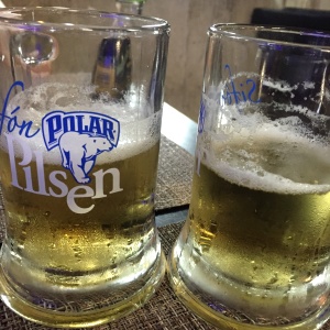 Ultimas cervezas que me tomo en este local, fui atracado en el propio restaurante, ya que las mesas quedan al aire libre. 