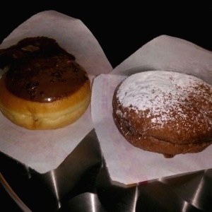 Dona de arequipe cubierta de chocolate y dona rellena de nutella y masa de chocolate