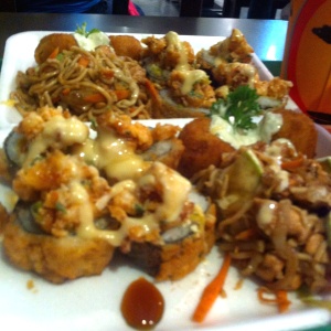 Mixto Tempura, croquetas, fideos salteados.