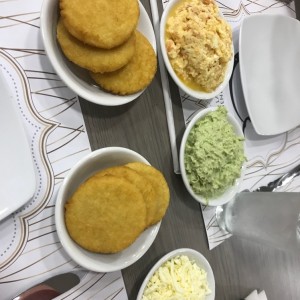 arepas fritas, perico, reina y queso blanco rallado
