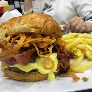 Hamburguesa Jim Smith, Impresionante, con sus Papas Trufadas