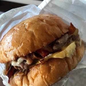 Hamburguesa doble carne, queso, tocineta e ingredientes opcionales