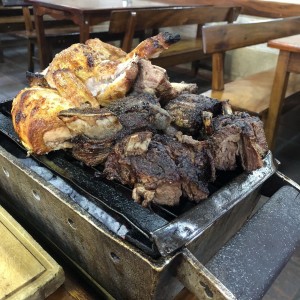 Pollo y costilla de res