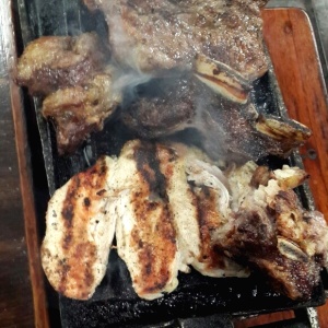 Costillas, churrasco de solomo y churrasco de pollo