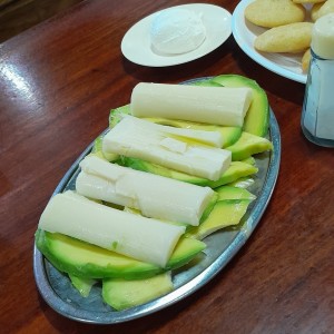 Aguacate con palmito y arepas con nata