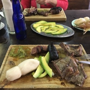 Parrilla Argentina peq. + ensalada de aguacate + hallaquitas