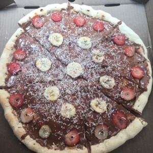 Pizza de nutella y frutas con borde relleno de pirulin