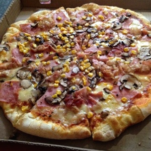 Pizza con 4 estaciones con tocineta