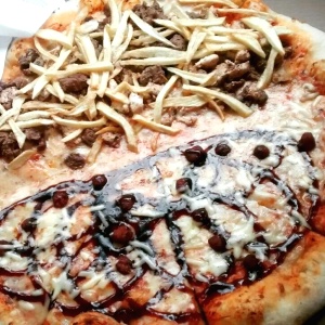 Pizza Parilla y la otra mitad pollo crispy. 