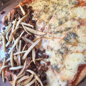 familiar mitad parrilla y mitad cuatro quesos 