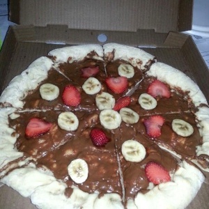 Pizza de nutella (puedes colocarle fruta o mashmellow)