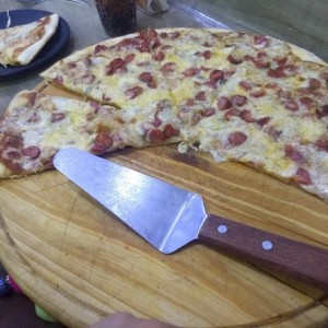 pizza de quesi azul con chistorras