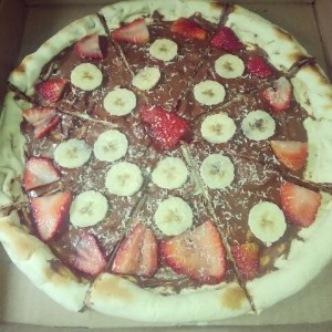 Pizza de nutella con cambur y fresas con bordes rellenos de brownie