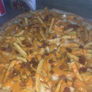 pizza de papas fritas con tocineta