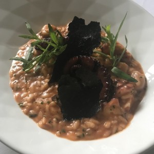 Risotto fruto di mare coronado con pulpo