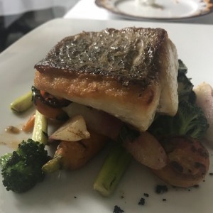 Pescado sobre verduras