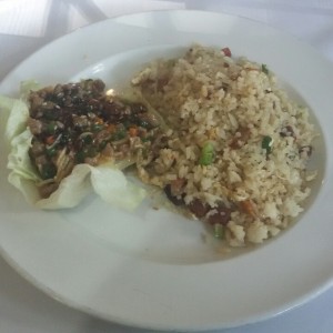 Lechuga rellena de carne estilo tamal y chino y arroz con cerdo