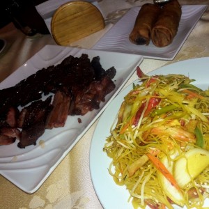 Cerdo Asado, Fideos Singapur y Lumpias