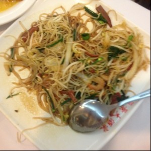 tallarines fritos con camarones