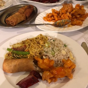 Lunpias, arroz con pollo y canarones, tallarines, pollo salsa de miel
