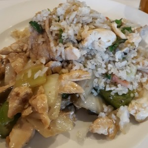 Arroz con tres Carnes y Pollo Estilo Szechuan