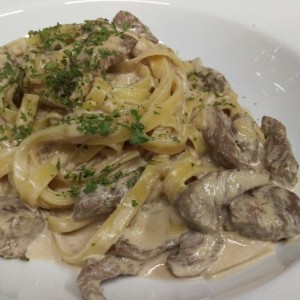 Pasta con lomito a la crema