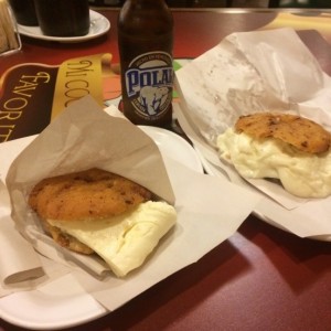 Arepas de chicharron rellenas de queso de mano y queso telita