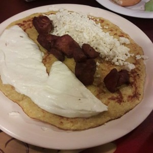 Cachapa de la casa con pernil y queso