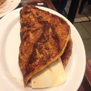 cachapa con pernil y quedo de mano