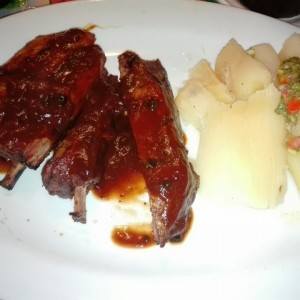 Costillas BBQ con yuca sancochada