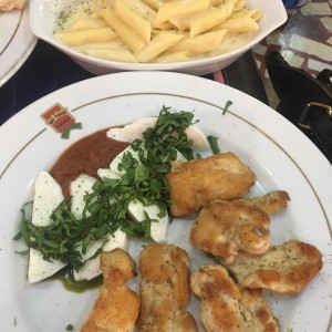 pollo a la capresa con plumitas 4 quesos