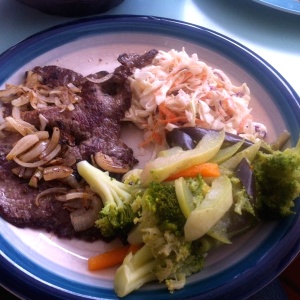 Bisteck encebollado con vegetales y ensalada rayada