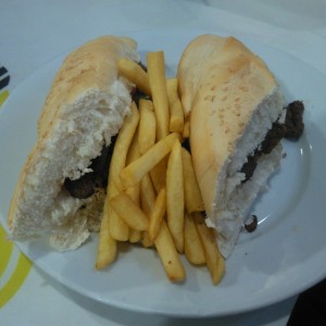Pepito de carne con papas fritas 