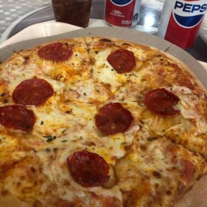 Margarita con Salchichon, muy buena..! Acompañada con una Pepsi, bien fria. 
