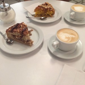 torta de cambur con chocolate y otra de zanahoria