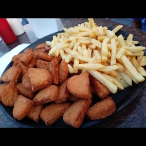 Nuggets y papas fritas