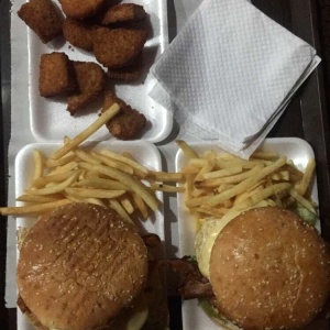 Nuggets (10 pzas.) + Dos combo #11 (Hamburguesa triple mixta, con extras de queso, tocineta y huevo frito)