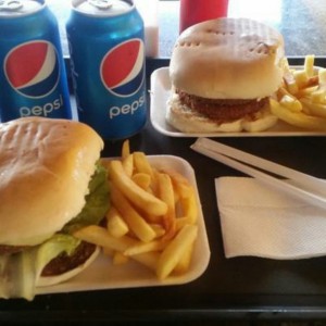 Hamburguesa doble de pollo con papas fritas