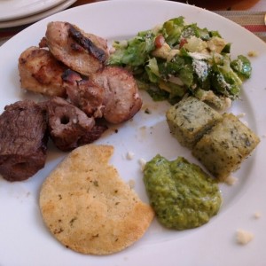 espetada de carne, pollo y cerdo con milo frito y ennsalada cesar
