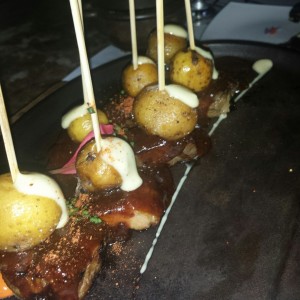 costillas de cerdo con papas y salsa bbq