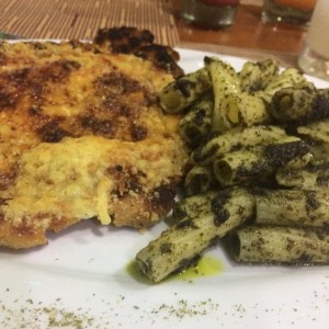 Parmeggianna de Pollo con pasta pesto