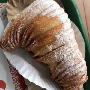 cola de langosta rellena de crema pastelera 