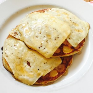 Panquecas de queso paisa & miel 