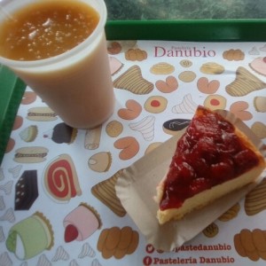 CheeseCake de Fresa y Jugo de Durazno